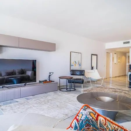 2 Bedroom Awesome In Apartment *